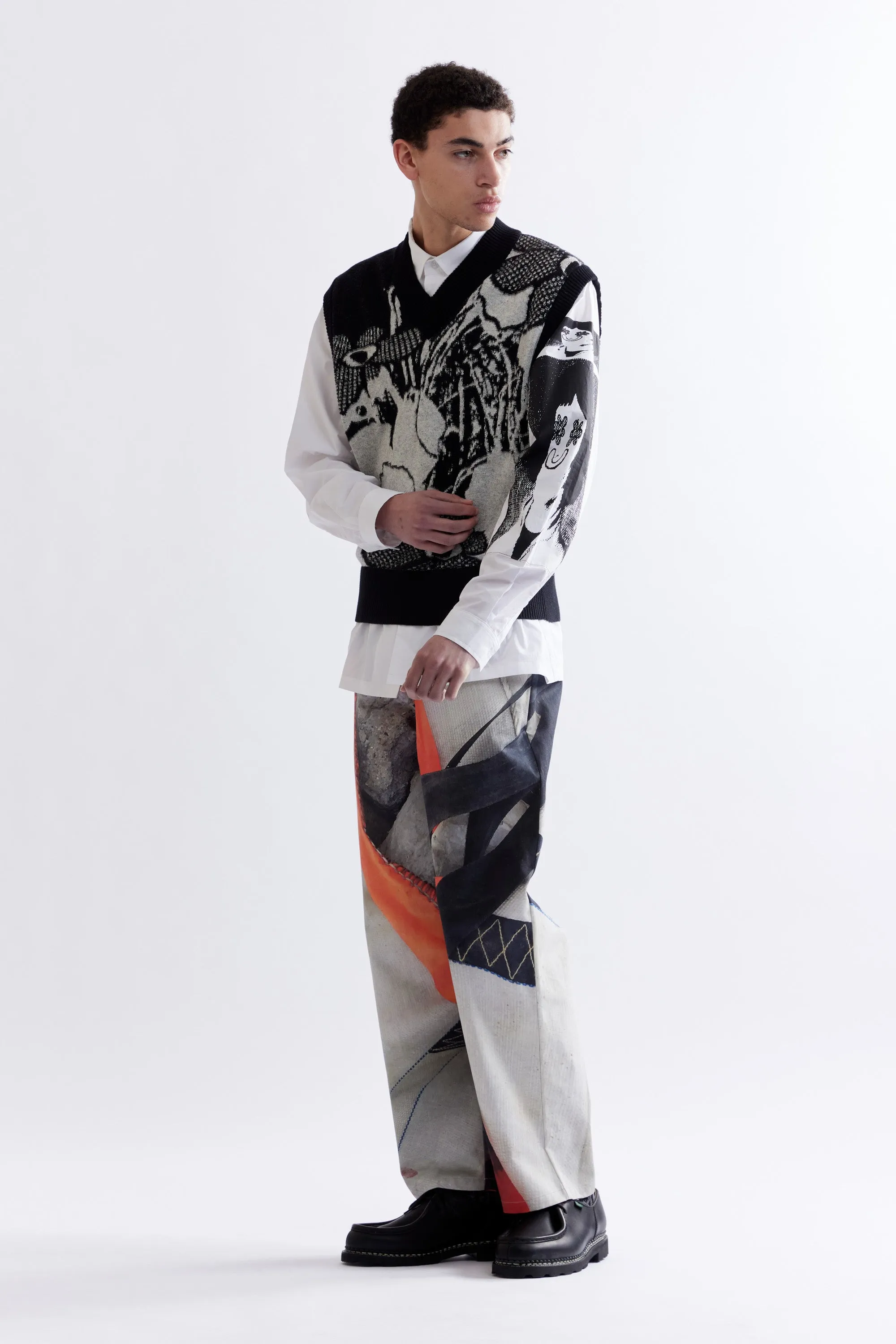 ARRANGEMENT V-NECK KNITTED VEST